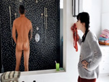 Creo que el novio de mi madre se está haciendo una paja en la ducha - Sexo Gratis