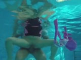 A esta nadadora de Hungría le dejan el coño reventado en la piscina - XXX